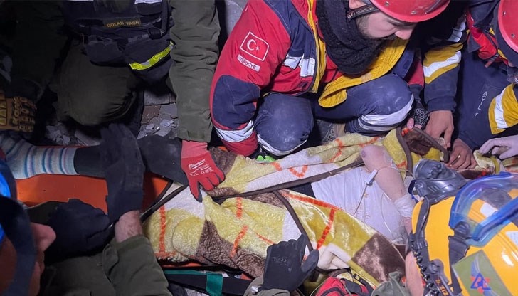 Оцелели са сестра му и баща му, но майка му е намерена мъртва Оцелели са сестра му и баща му, но майка му е намерена мъртва