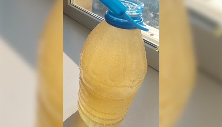 Тони Шейтанова сподели във фейсбук групата "Русе" снимки на вода, която източила от чешмата в дома си