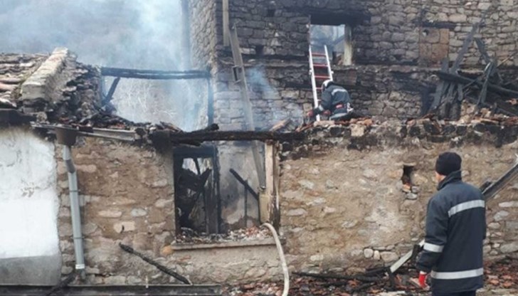 Възрастната жена от село Бачково е приютена от свои близки, тъй като къщата изгоряла напълно