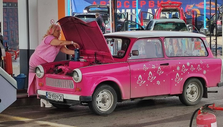 Ретро автомобилът с необичаен цвят е заснет на бензиностанция в София