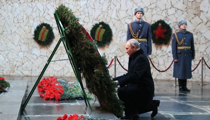 Руският президент Владимир Путин отдава днес почит в мемориала за битката при Сталинград