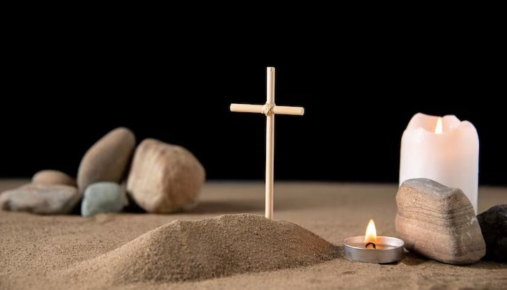 Гробарите подали сигнал в полицията и повикали линейка, след като отворили чувала с "трупа" на пациентката