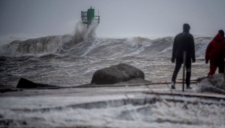 Може да се очакват пориви на вятъра със силата на ураган, предупреди Датският метеорологичен институт