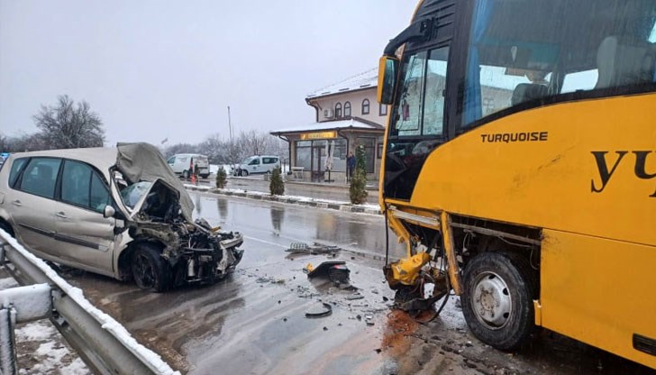 Сблъскали са се лек автомобил и ученически автобус
