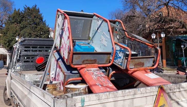 Уличните телефонни кабини са неизползваеми от години Уличните телефонни кабини са неизползваеми от години