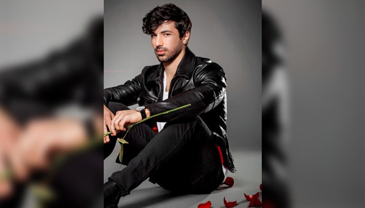 Още на старта виртуозният музикант ще бъде изправен пред тежкото решение да се раздели с една от претендентките в първата за сезона „Церемония на розата“ Още на старта виртуозният музикант ще бъде изправен пред тежкото решение да се раздели с една от претендентките в първата за сезона „Церемония на розата“