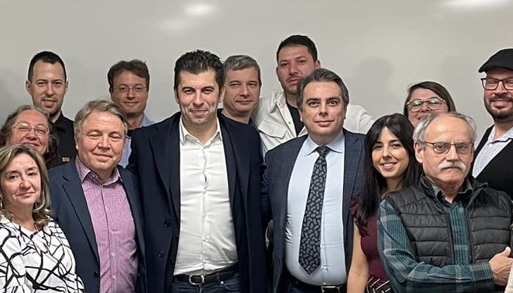 Не е ясна причината за пътуването на Петков и Василев точно в този момент отвъд океана Не е ясна причината за пътуването на Петков и Василев точно в този момент отвъд океана