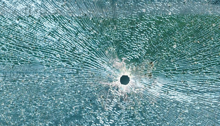 Момчетата - на 14 и 15 години, били закупили наскоро пневматични пистолети от оръжеен магазин в града