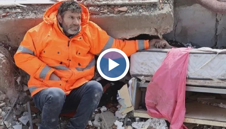 Баща държи безжизнената ръка на дъщеря си, затисната под бетонните плочи