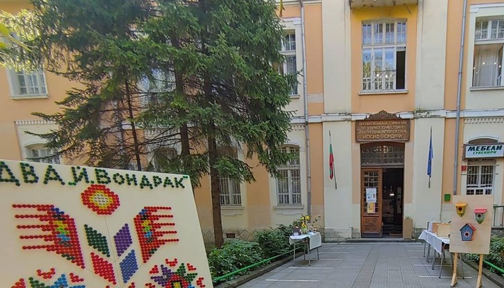 С грамота беше удостоен колективът от ученици, учители и служители на гимназията за дарителския жест към инициативата Българската Коледа