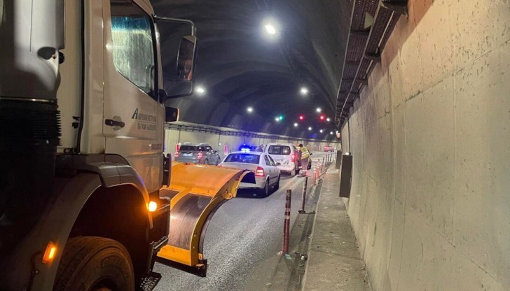 Автовозът се е самозапалил в тръбата в посока София Автовозът се е самозапалил в тръбата в посока София