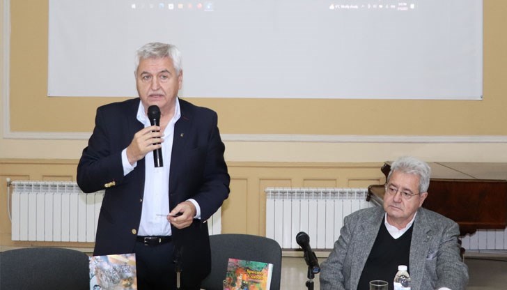 Читатели бяха запознати с „В сянката на лятото“ „Преди сътворението“ в РБ „Любен Каравелов“