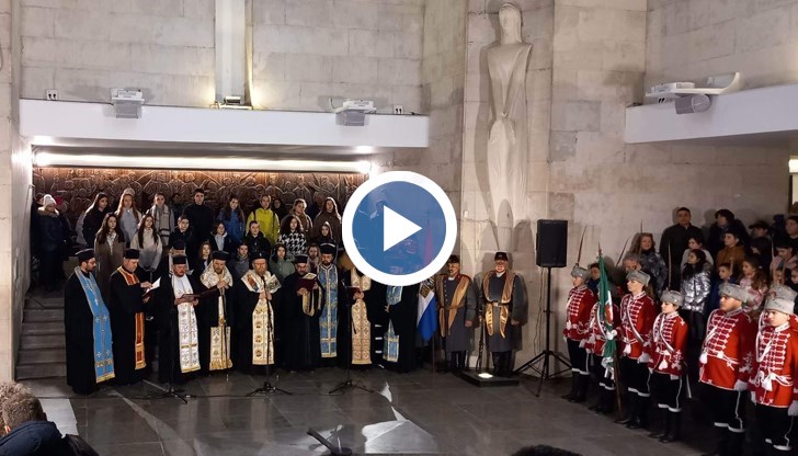 Венци и цветя пред Вечния огън в Пантеона на възрожденците поднесоха десетки деца и ученици, общински съветници, политици и граждани