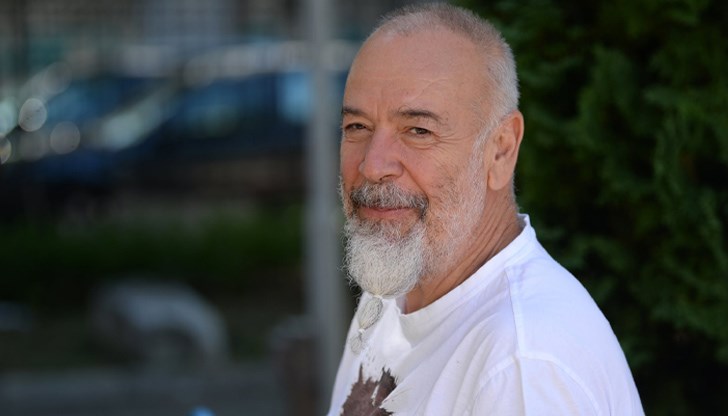 Биографията на сценариста, разказвач, писател и актьор Илия Деведжиев може да напълни с истории поне 1000 гърбици на камили