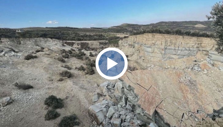 Огромната пропаст е дълбока 40 метра