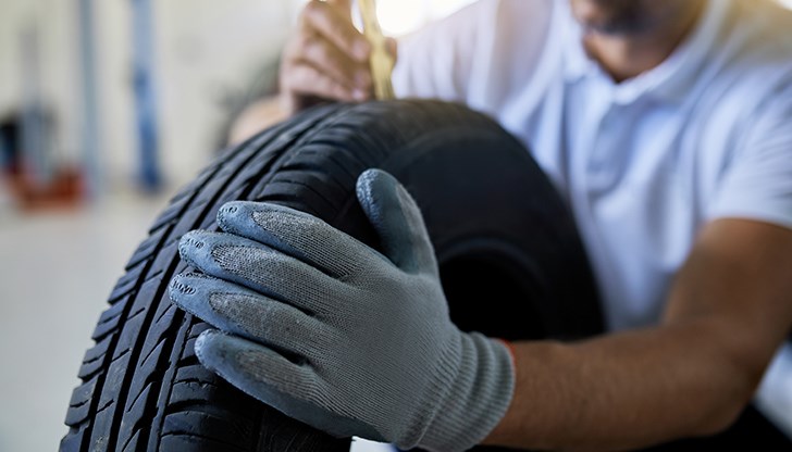 Ново проучване предупреждава, че износените гуми увеличават спирачния път седем пъти повече от алкохола Ново проучване предупреждава, че износените гуми увеличават спирачния път седем пъти повече от алкохола