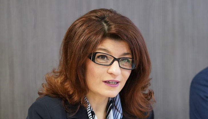 Листата е оглавена от Десислава Атанасова