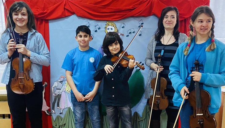 Малчуганите от III и IV възрастова група се запознаха с музикалния инструмент цигулка и танцуваха Виенски валс