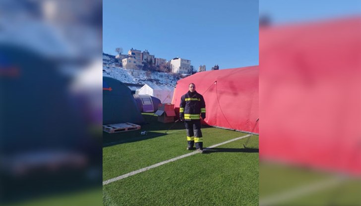 Мартин Никифоров помага на бедстващите след унищожителното земетресение в Адиаман Мартин Никифоров помага на бедстващите след унищожителното земетресение в Адиаман