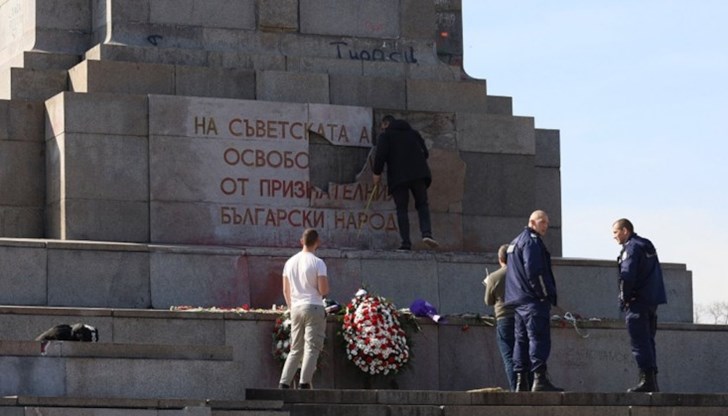 Посолството на Русия у нас излезе с позиция срещу посегателството върху Паметника на съветската армия