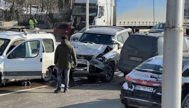 Ударили са се няколко автомобила и камион