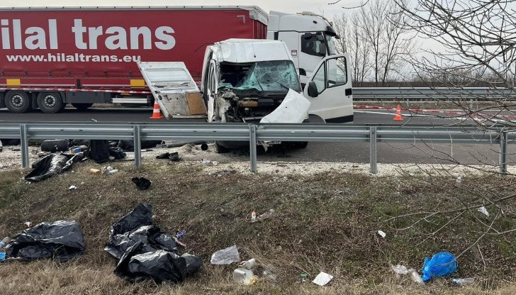 Бус с мигранти катастрофира на магистрала "Тракия" тази сутрин Бус с мигранти катастрофира на магистрала "Тракия" тази сутрин