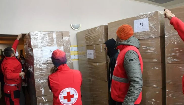 На борда ще бъдат натоварени 2,5 тона консумативи от БЧК На борда ще бъдат натоварени 2,5 тона консумативи от БЧК