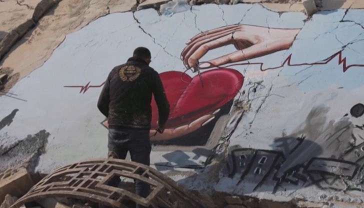 Те нарисуваха красив графит във формата на сърце на по чудо оцеляла стена на рухнала сграда в Джандарис, провинция Алепо
