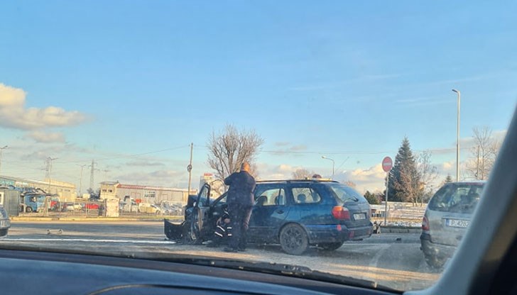 Кола се удари в задната част на товарен автомобил в района на Русофилите