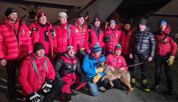 Екип за търсене и спасяване от 12 души с 5 кучета от Планинската спасителна служба на БЧК отпътува за Турция