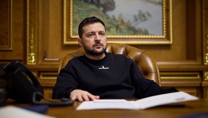 Журналистката Карълайн Уилър пояснява, че Банкова представлява блок от офиси, заобиколен от стоманен пръстен Журналистката Карълайн Уилър пояснява, че Банкова представлява блок от офиси, заобиколен от стоманен пръстен