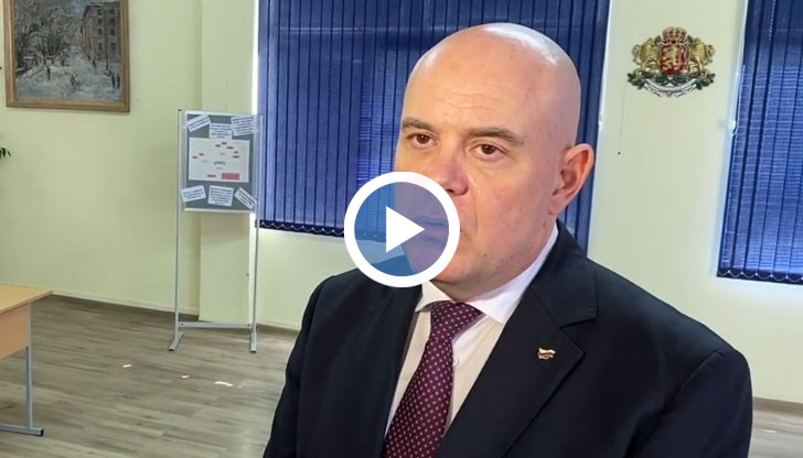 Тъжно е, че опитите на тези, които трябва да управляват държавата, заради своята политическа немощ, превръщат прокуратурата в разменна монета, заяви главният прокурор