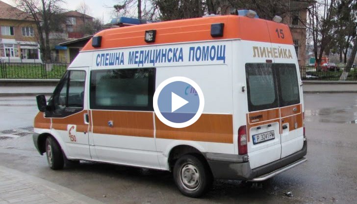 Спешният автомобил се придвижвал с включени светлини и сирени, твърди шофьорът му