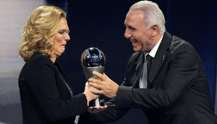 Българската футболна легенда поднесе приза на ФИФА на Сарина Вигман