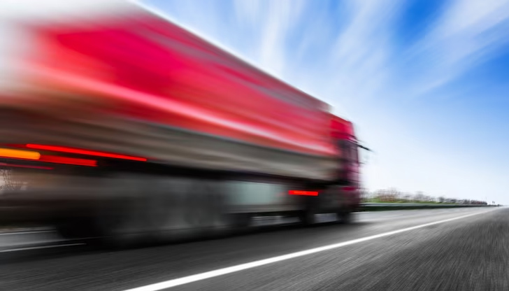 Инцидентът е станал в участъка преди село ВъглевциСамокатастрофирал ТИР временно