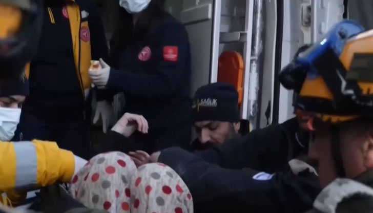 От отломките е спасен и 65-годишен мъж, които е споделил,