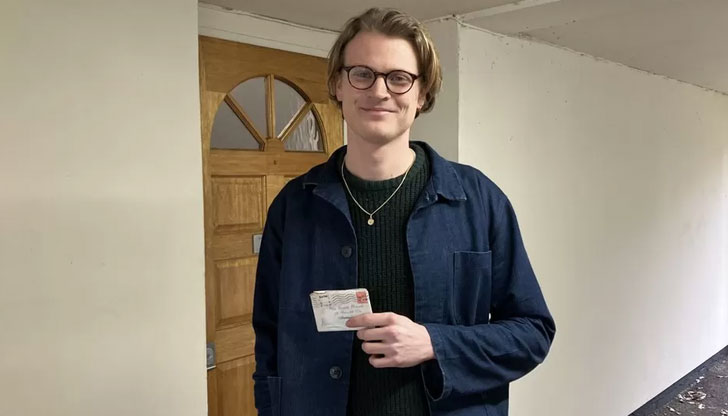 На плика има марка от един пенс с лика на