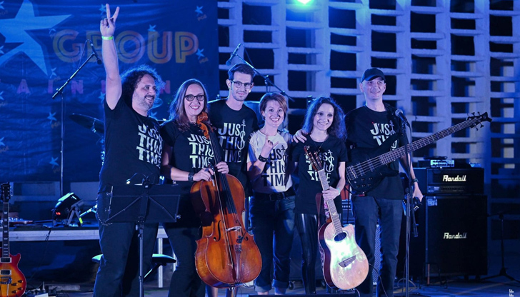 В състава на бандата има виолончело, две китари, барабани, бас