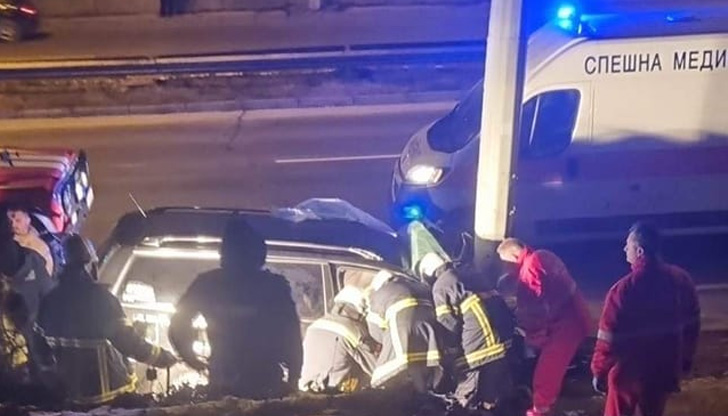 Наложило се е огнеборците да режат автомобилаТежка катастрофа взе жертва
