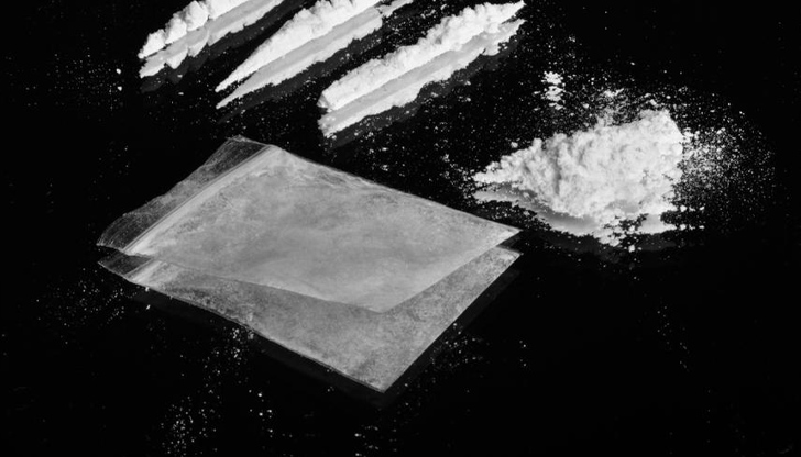 При извършен личен обиск на 36-годишния мъж полицаите откриват около