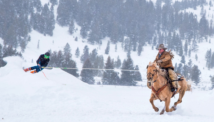 Този необикновен зимен спорт води началото си от СкандинавияСкиджоринг са
