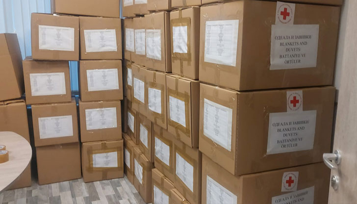 Благотворителната акция продължава и утреБлизо 65 кашона с нови дрехи,