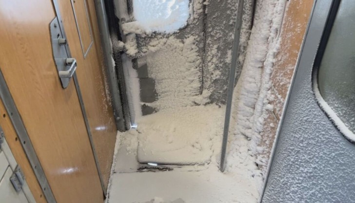 Причината е скъсано уплътнение на вратата, през което снегът е