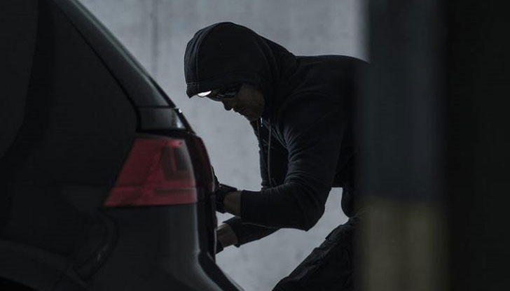 Кражба от лек автомобил разследват служители на Първо РУНа 11