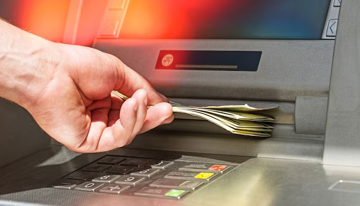 Поскъпват и услугите на гише, и на ползването на банкомати