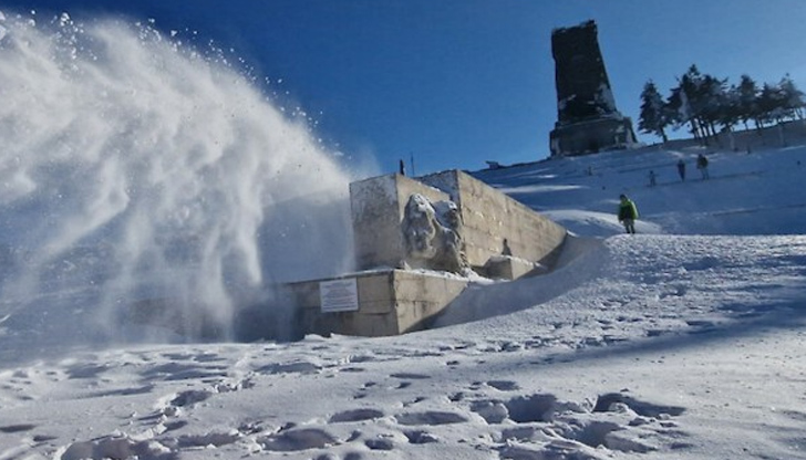 Роторна машина се бори трети ден с близо двуметровите преспи