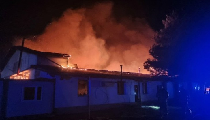 Опасността огънят да се прехвърли към други постройки е неутрализиранаПожарът