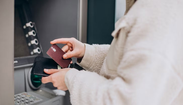 Теглила е пари от банковите ѝ картиПациентка е била ограбена,