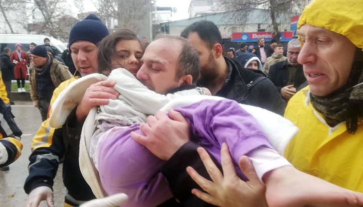 Семейството на детето е било извадено по-рано изпод останките на