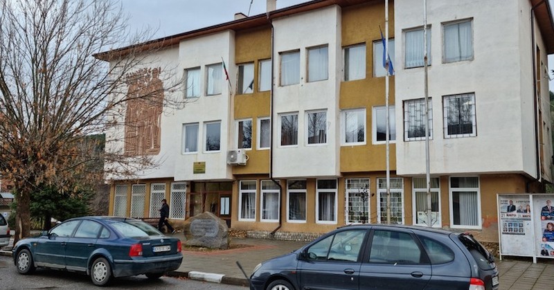 От скоро населеното място се посещава от лекар един път